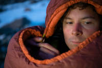 Fixation du sac de couchage sur la tête