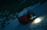 escalade avec une torche frontale