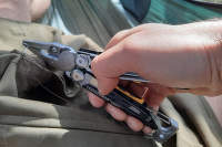 Réparer son pantalon lors d'une randonnée