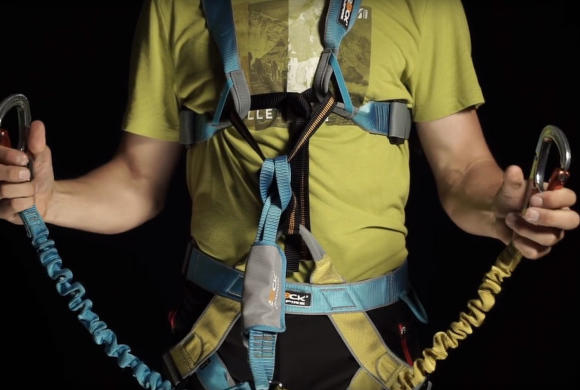Comment connecter un harnais à une ferrata ?